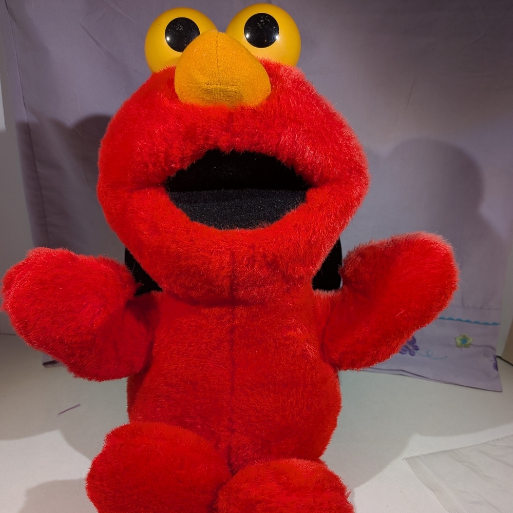 1995 Original ELMO DOLL.20 Years Old And Voice Box Still Works. Makes Me Laugh.